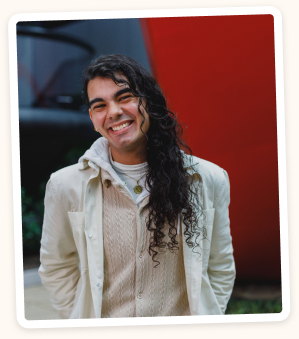 Colaborador do Aché sorrindo